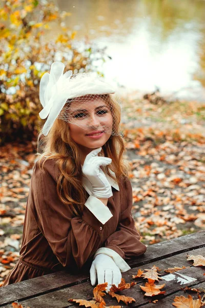 Портрет Молодой Женщины Ретро Платье Улыбающейся Осеннем Парке — стоковое фото