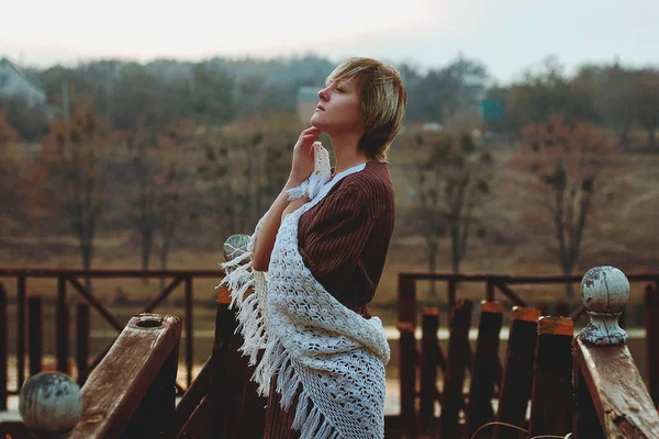 Soğuk Bir Sonbahar Gününde Eski Moda Elbiseli Yalnız Üzgün Kız — Stok fotoğraf