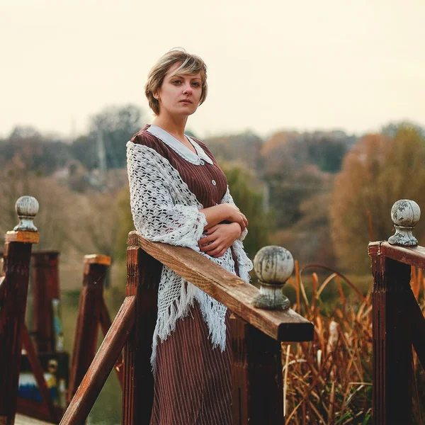 Solitario Triste Ragazza Abito Vintage Freddo Giorno Autunno Trova Sulla — Foto Stock