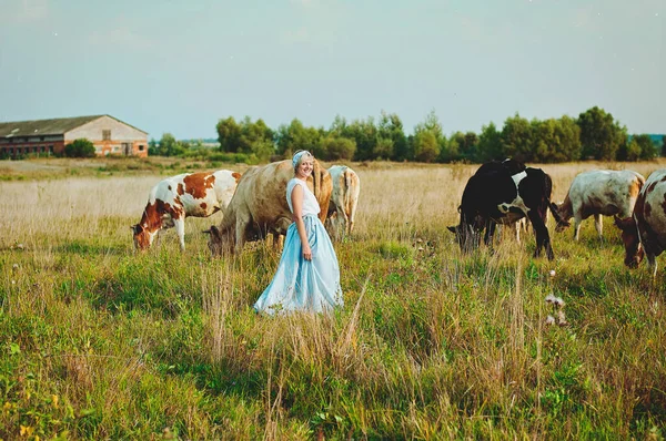 Elegant Woman Walking Alone Farm Cows Sunset — Stock Photo, Image
