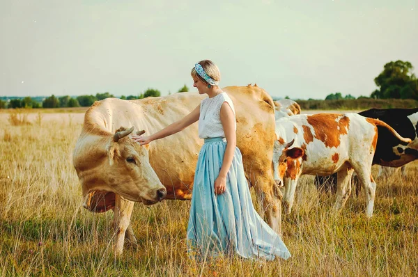 Una Donna Elegante Che Cammina Sola Una Fattoria Con Mucche — Foto Stock