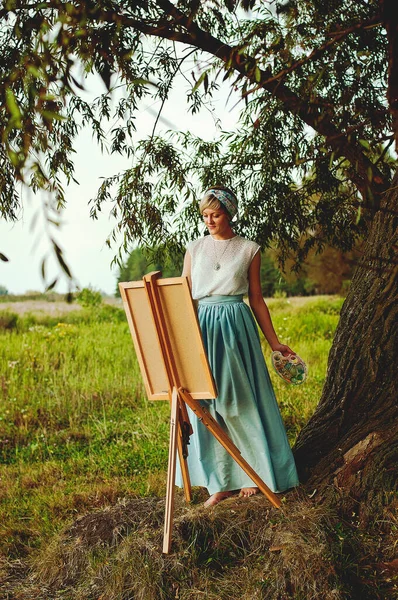 Artista Elegante Solo Tramonto Dipinge Felicemente Quadro Della Natura Vicino — Foto Stock