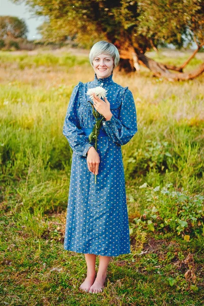 Giovane Elegante Signora Felice Abito Blu Passeggiando Nella Natura — Foto Stock