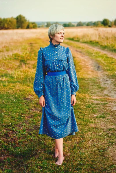 Giovane Elegante Signora Felice Abito Blu Passeggiando Nella Natura — Foto Stock