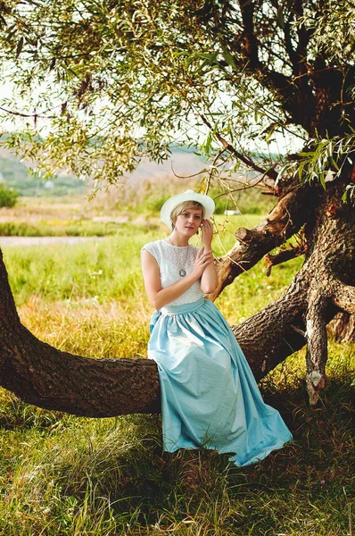 Joven Dama Elegante Jardín Ropa Vintage Sentado Árbol — Foto de Stock