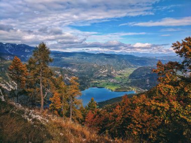 Güzel sonbahar dağlarının manzarası.