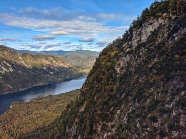 Güzel sonbahar dağlarının manzarası.