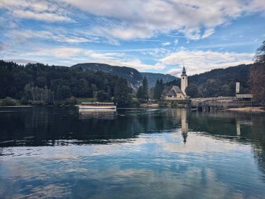 Güzel sonbahar dağlarının manzarası.