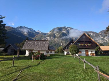 Güzel sonbahar dağlarının manzarası.