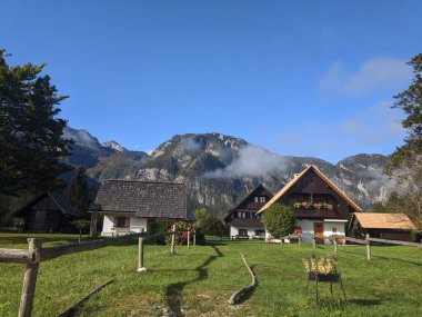 Güzel sonbahar dağlarının manzarası.