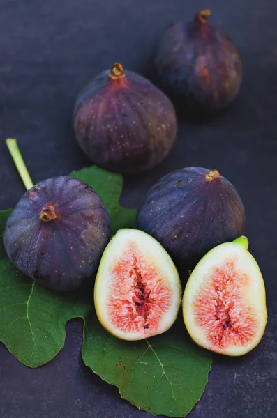 Figues Fraîches Sur Fond Sombre Sur Une Table Pose Plate — Photo