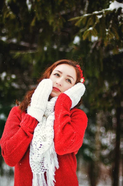在寒冷的冬季公园里穿着白色长裙的美丽的年轻女子画像 — 图库照片