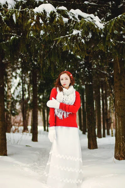 Красива Молода Жінка Портрет Довгій Білій Сукні Морозному Зимовому Парку — стокове фото