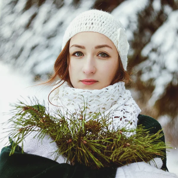 在寒冷的冬季公园里 穿着长长的白衣 头戴松针花束 美丽的年轻女子画像 — 图库照片