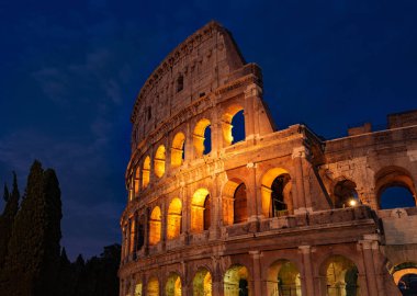Roma Colloseum gece Mimarlık Roma İtalya şehir merkezinde. Roma Ethernal şehir mimari detaylar.
