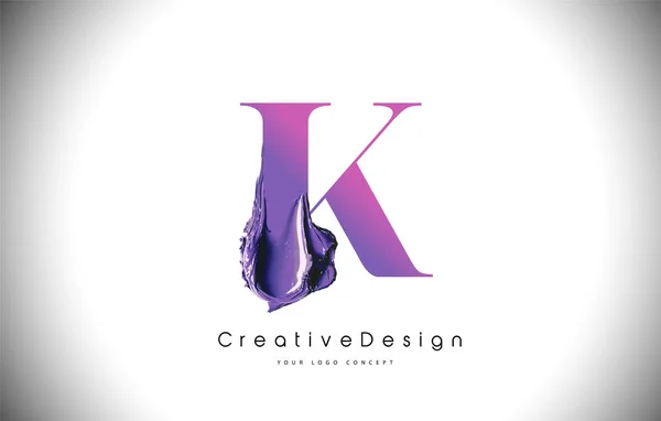 Мазок кисти K Letter Design. Фиолетовая буква k — стоковый вектор