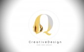Q arany levél Design festék ecsetvonás. Arany sárga q betű 