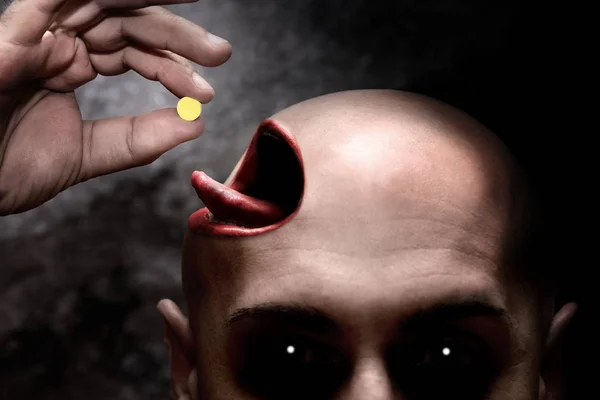 吸毒成瘾者服用了莫利药丸后产生了超自然的幻觉 — 图库照片