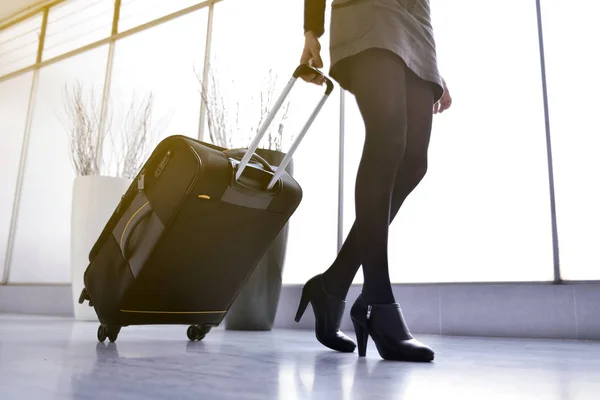 Sexy Mulher Negócios Pernas Andando Aeroporto Com Carrinho — Fotografia de Stock