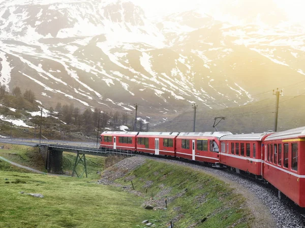 Roter Zug Auf Den Schweizer Alpen lizenzfreie Stockfotos