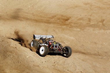 ralli yarışı sırasında rc yarış arabaları
