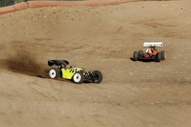 off-road yarışı sırasında rc yarış arabaları