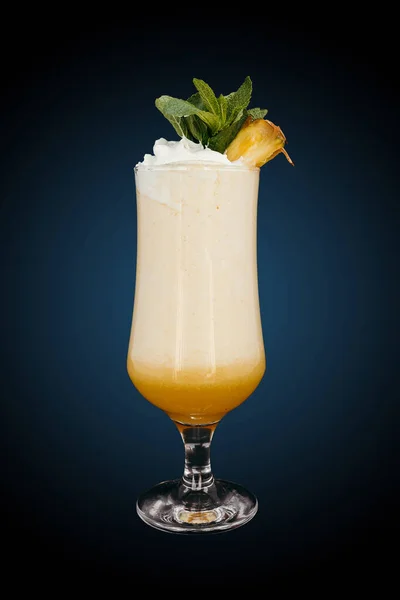 Mavi gradyan üzerine ananaslı milkshake
