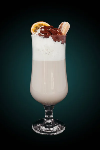 Cam bardakta lezzetli milkshake.