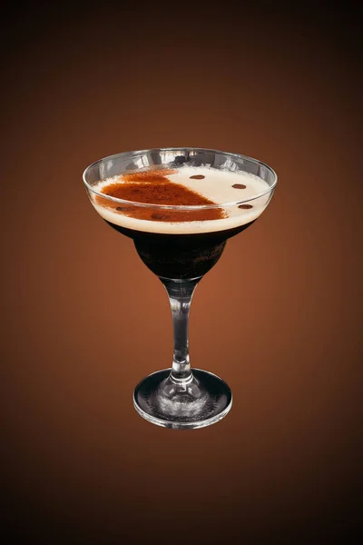 Espresso martini kokteyli izole.