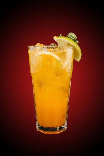 Kırmızı renkte izole edilmiş tropik soğuk limonata.