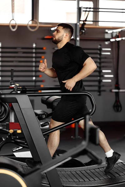 Spor salonunda koşu bandında koşan adam