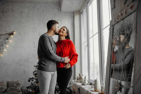 Yanında bir kız olan bir adam Noel 'i kutluyor. Birbirini seven bir çift yeni yıl arifesinde eğlenir.