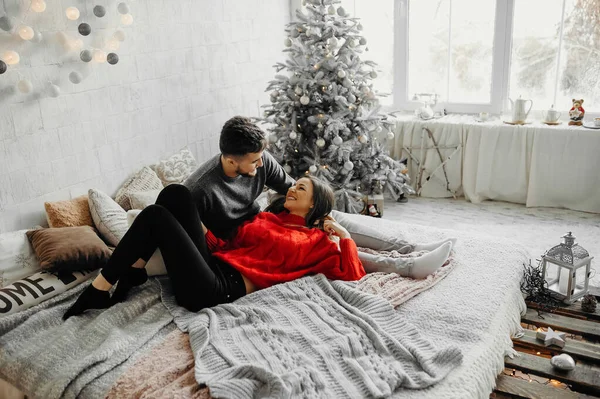 Mutlu çift Noel 'in tadını çıkarıyor rahat yatakta birlikte eğleniyorlar. — Stok fotoğraf