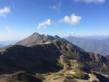 Rosa Khutor dağları ve gökyüzü. 