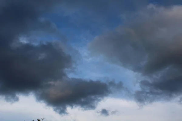 Blauer Sonnenuntergang Sonnenaufgang Himmel Mit Dramatischen Flauschig Grauen Wolken — Stockfoto