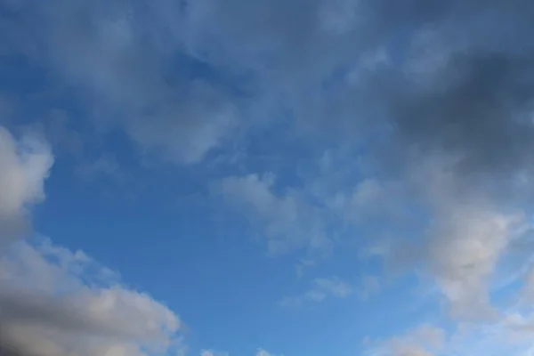 Blauer Sonnenuntergang Sonnenaufgang Himmel Mit Dramatischen Flauschig Grauen Wolken — Stockfoto