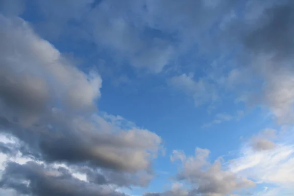 Blauer Sonnenuntergang Sonnenaufgang Himmel Mit Dramatischen Flauschig Grauen Wolken — Stockfoto