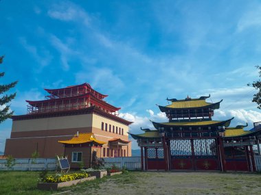 Budist manastırının yeni tapınağı. Güzel dini bina. Renkli ahşap oymalarla sembolik süsler.