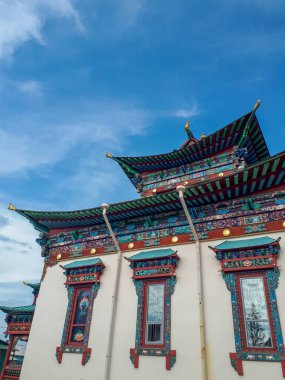 Budist manastır tapınağı. Renkli ahşap oymalarla güzel bir dini bina. Sembolik süsler.