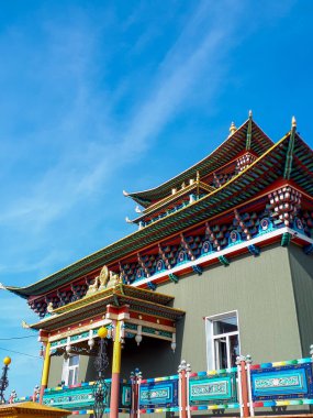 Budist manastır tapınağı. Renkli ahşap oymalarla güzel bir dini bina. Sembolik süsler.