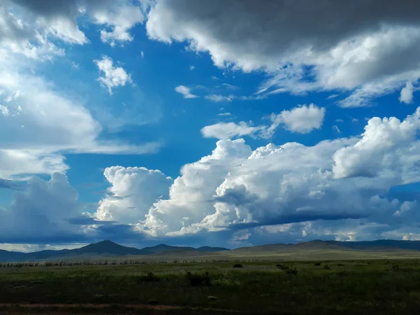 Fotografia Verão Azul Céu Nuvens Verde Colinas Montanhas — Fotografia de Stock