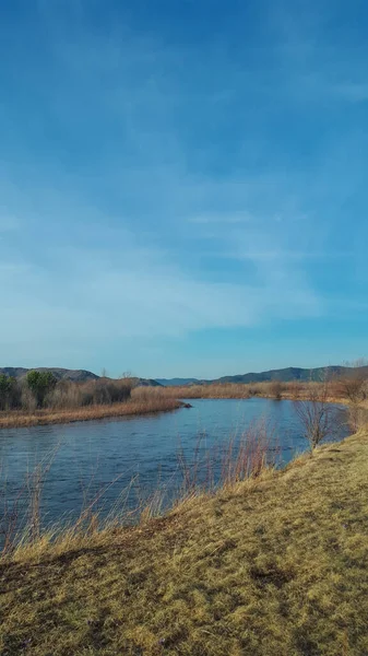 Fotografie Jarní Modré Sladkovodní Řeky Průzračnou Vodou Jaře Podzimní Žlutou — Stock fotografie