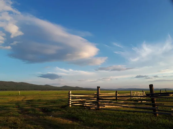 Fotografia Paisagem Paisagem Fazenda Cerca Pôr Sol Luz Campos Agrícolas — Fotografia de Stock