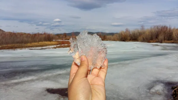 Hielo Mano Superficie Del Río Congelado Transparente Primavera Luz Del — Foto de Stock