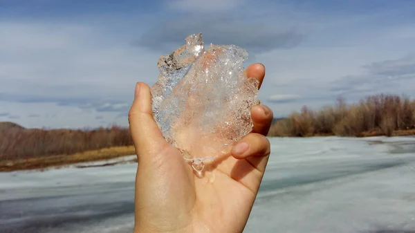 Hielo Mano Superficie Del Río Congelado Transparente Primavera Luz Del — Foto de Stock