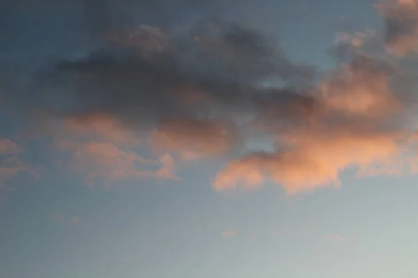 Sonnenuntergang Himmel Mit Flauschigen Dämmerungswolken Sonnendurchflutet — Stockfoto