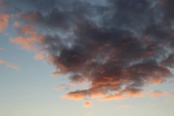 Cielo Atardecer Con Nubes Esponjosas Atardecer Bañadas Por Sol —  Fotos de Stock