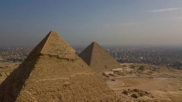 ドローンで撮影されたエジプトの歴史的なギーザピラミッド — ストック写真
