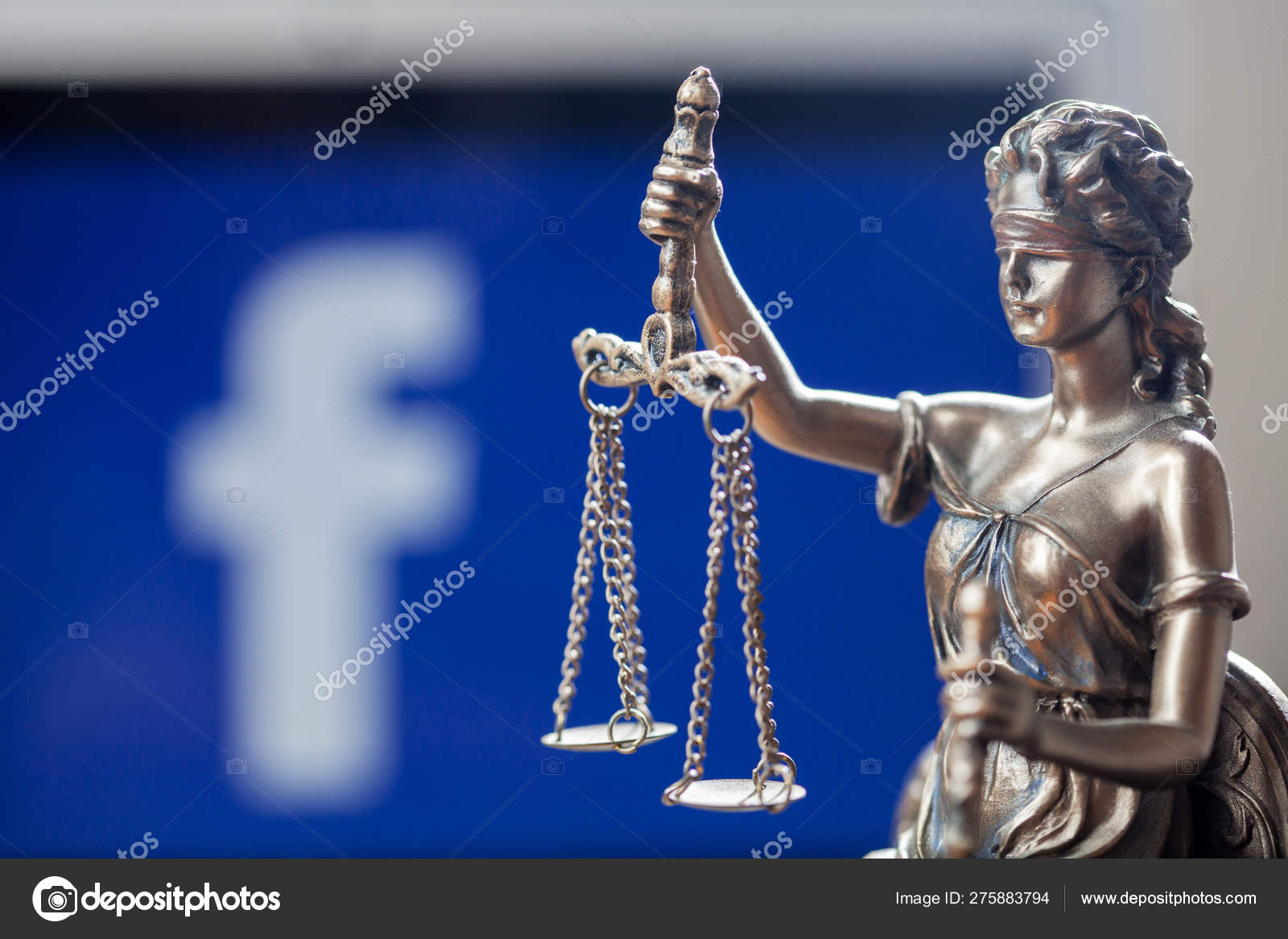 Herunterladen - Belgrad / Serbien - 18. Juni 2019: Eine mit verbundenen Augen gefaltete Justizstatue vor einem Laptop mit dem Facebook-Logo des sozialen Netzwerks auf dem Bildschirm, das die Einführung der Kryptowährung "Libra" von Facebook darstellt." — Stockbild Belgrad Serbien Juni 2019 Eine Mit Verbundenen Augen Gefaltete Justizstatue — Stockfoto