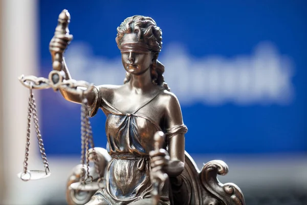 Belgrad / Serbien - 18. Juni 2019: Eine mit verbundenen Augen gefaltete Justizstatue vor einem Laptop mit dem Facebook-Logo des sozialen Netzwerks auf dem Bildschirm, das die Einführung der Kryptowährung "Libra" von Facebook darstellt." — Stockbild Belgrad Serbien Juni 2019 Eine Mit Verbundenen Augen Gefaltete Justizstatue — Stockfoto